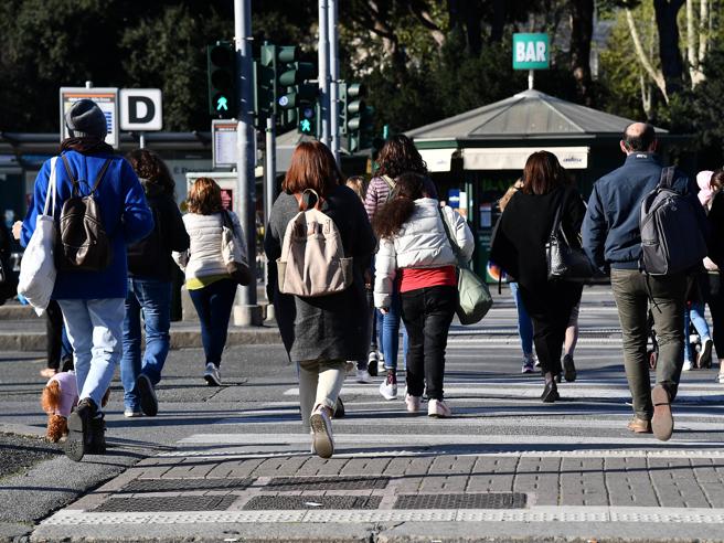 Zona arancione, cosa cambia da lunedì: spostamenti, scuole, negozi